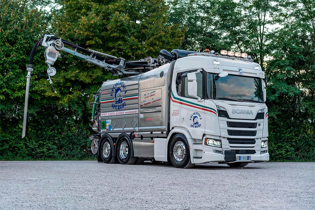 Camion per sturaggio tubazioni.